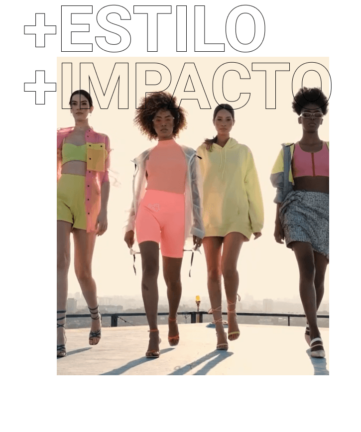 Quatro modelos desfilando em um heliponto
